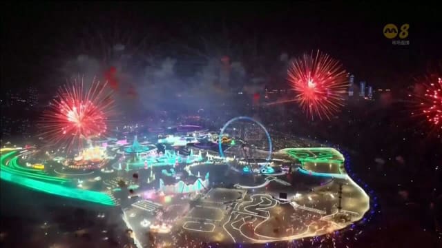 哈尔滨国际冰雪节盛大开幕 严寒挡不住访客热情