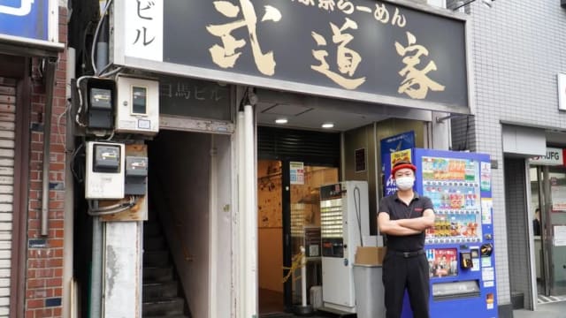 禁止顾客戴耳机滑手机 日本拉面店：讲话都听不见