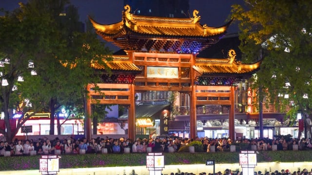 中国疫情后现报复性旅游 五一长周末2.4亿人出行