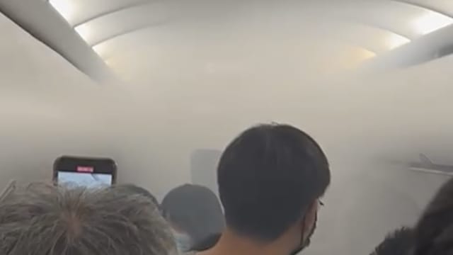 酷航起飞前机舱内冒大量白烟！疑似便携式充电器着火