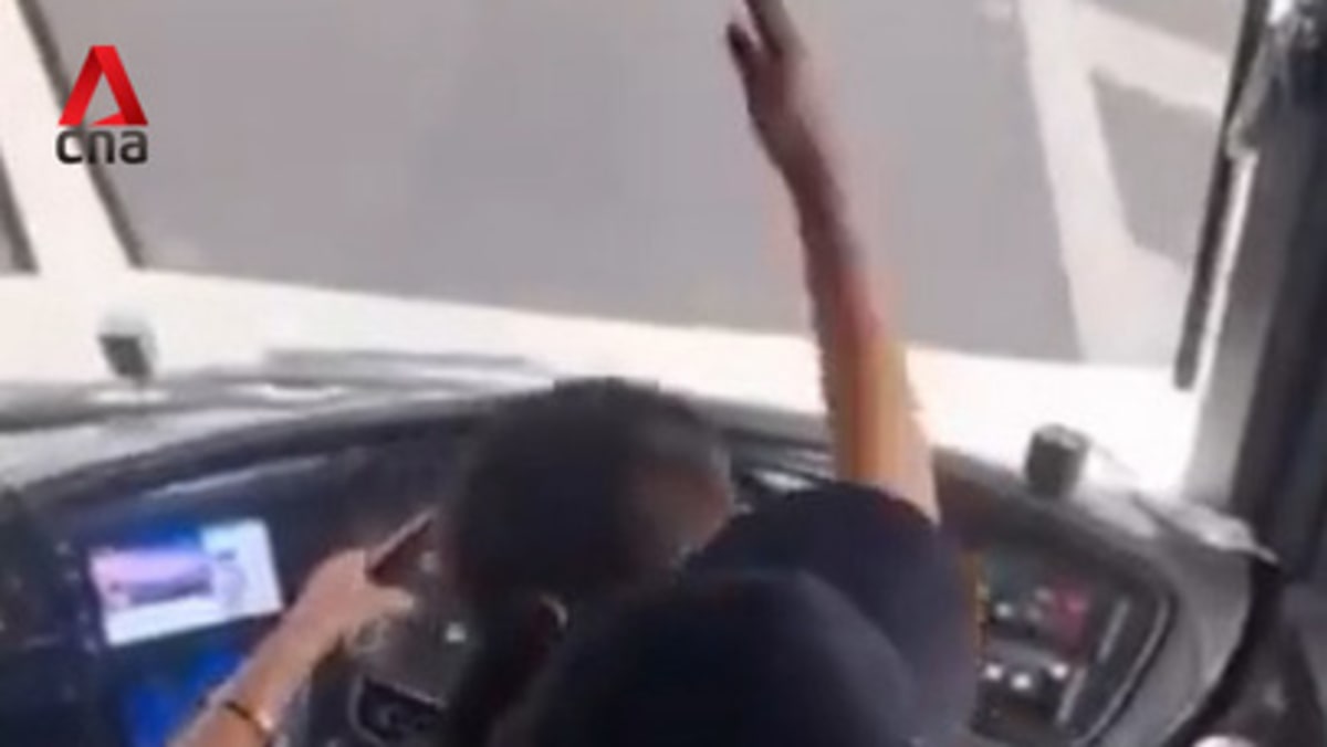 马来西亚巴士司机因载着女子开车而被解雇 – CNA