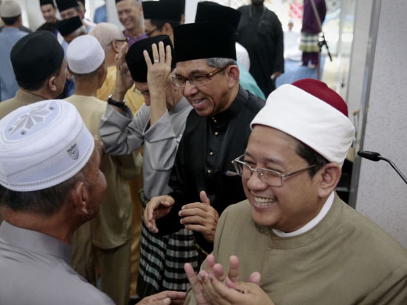 The Muslim community here should not let themselves be trapped by a “siege mentality”, feeling that they are being attacked or oppressed, said the mufti of Singapore, Dr Mohamed Fatris Bakaram (far right). Beside him is Dr Yaacob Ibrahim, Minister-in-charge of Muslim Affairs. The Muslim community here should not let themselves be trapped by a “siege mentality”, feeling that they are being attacked or oppressed, said the mufti of Singapore, Dr Mohamed Fatris Bakaram (far right). Beside him is Dr Yaacob Ibrahim, Minister-in-charge of Muslim Affairs.