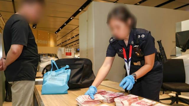多部门各关卡联合执法 逾万旅客受查近90人被罚