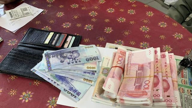 台湾民众误以为是冥币 逾万人民币钞票满天飞无人捡