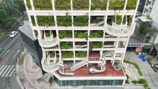成都办公楼宛如“绿野仙踪” 员工可溜滑梯下班