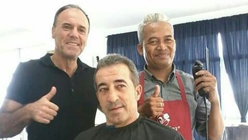 Tambah rezeki anggota bomba buka kedai gunting rambut Tambah rezeki anggota bomba buka kedai gunting rambut