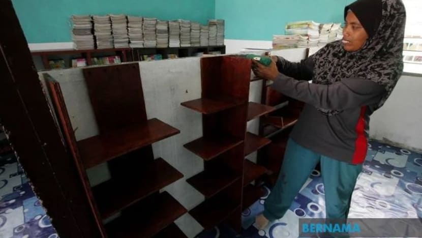Wanita ini bertukang hasilkan perkakas untuk disumbang secara percuma kepada sekolah Wanita ini bertukang hasilkan perkakas untuk disumbang secara percuma kepada sekolah