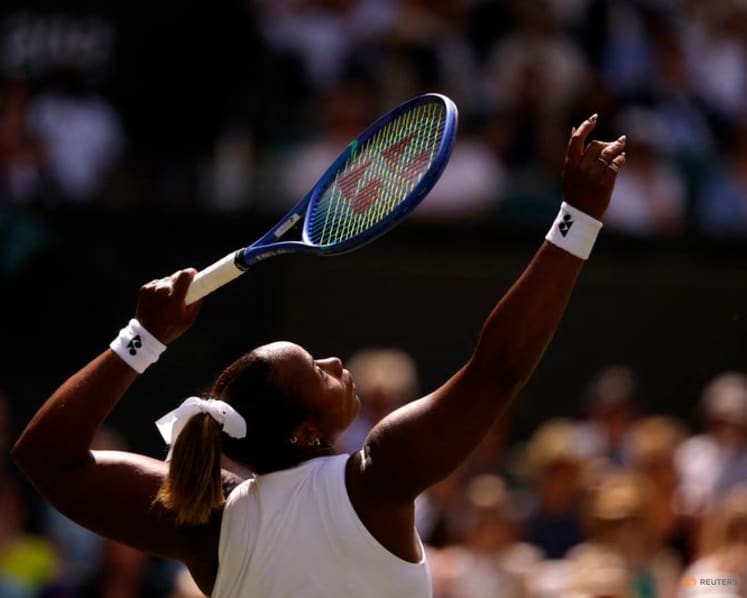 Defending champion Swiatek struggles to emotional first-round victory