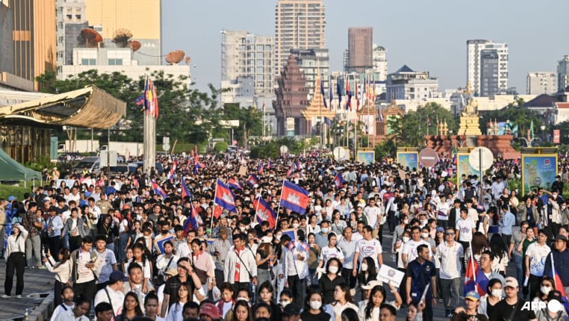 Cambodian government musters support from huge crowds in Thai border row Cambodian government musters support from huge crowds in Thai border row