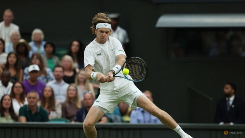 Alcaraz resists red-hot Rublev to reach Wimbledon quarter-finals