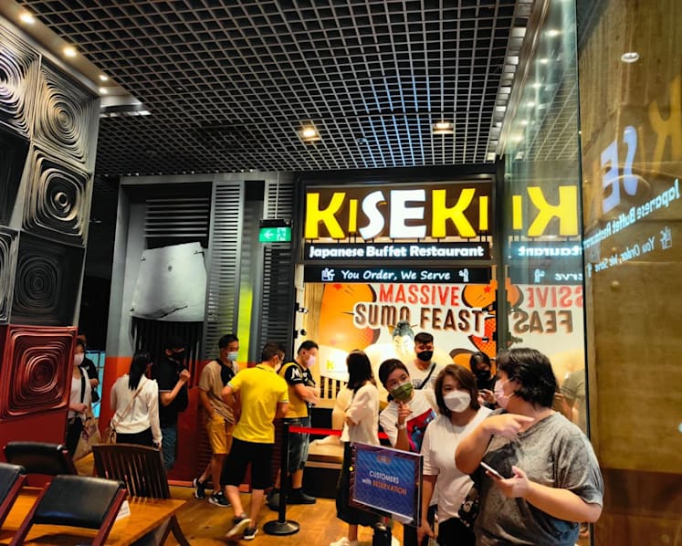 Self-service buffets are back, but some buffet restaurants are still serving food to customers