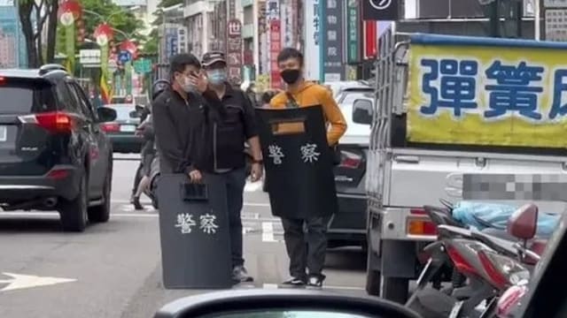 积怨台男携灭声枪返前公司 “行刑式枪决”同事致四死一伤