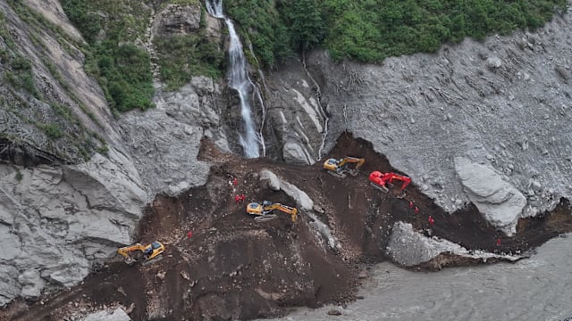 吉隆口岸泥石流灾区陆路通道开通 救援人员进入核心区