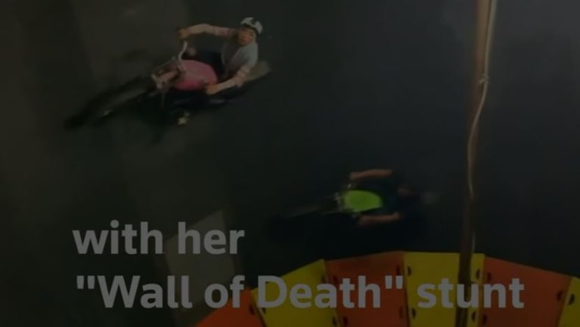 Wanita ini buat aksi motosikal nekad tanpa topi keledar