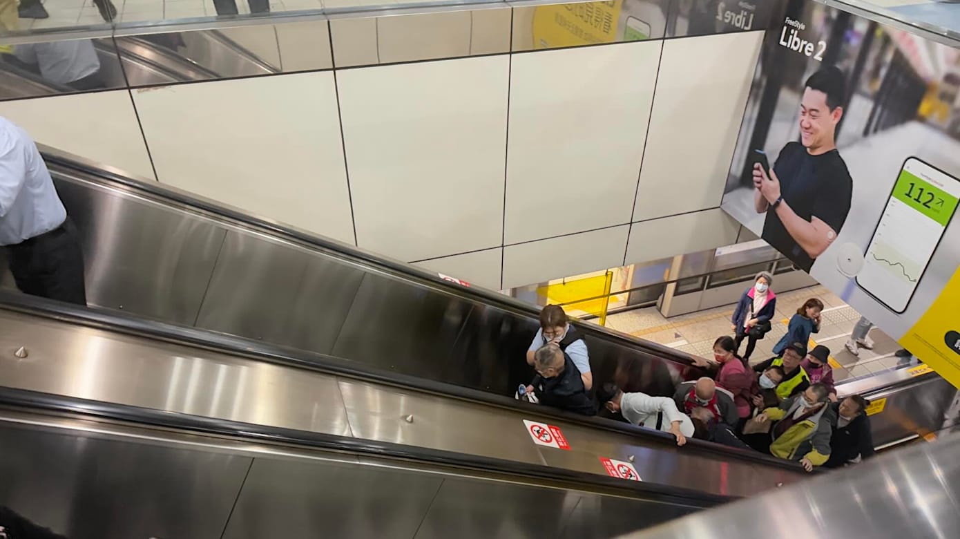 网民在社交平台上分享电扶梯以外事件。（图：Threads @dailyhsing）