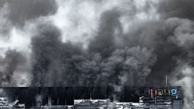 韩电商物流中心失火第三天 消防员仍在灭火