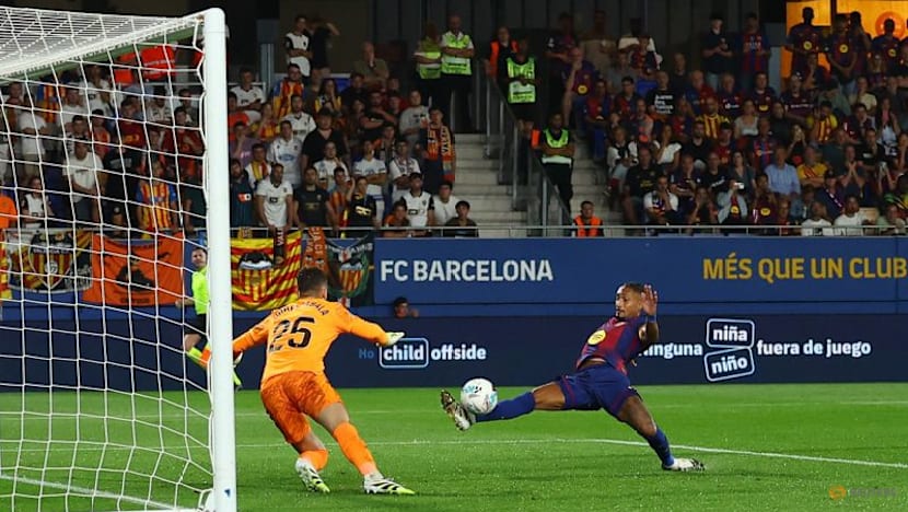 Barcelona demolish Valencia 6-0 in front of small crowd