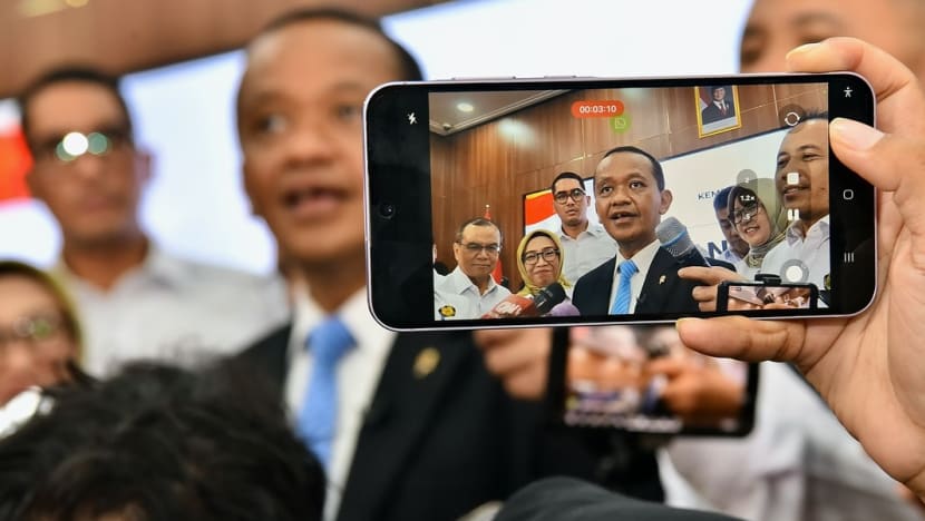 Rakyat antre panjang LPG 3kg, Menteri Bahlil: Tidak bermaksud mempersulit, supaya tepat sasaran Rakyat antre panjang LPG 3kg, Menteri Bahlil: Tidak bermaksud mempersulit, supaya tepat sasaran