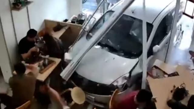 疑油门卡住 轿车失控撞入餐厅数人受伤