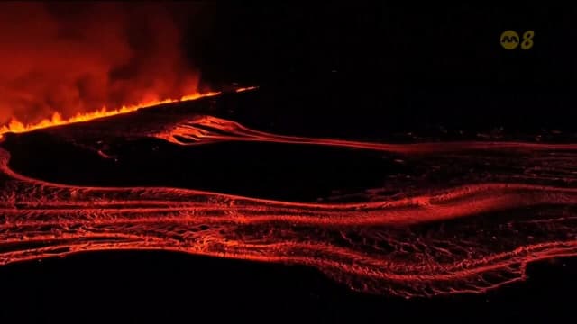 冰岛火山一年内第七次爆发 裂缝喷涌熔岩