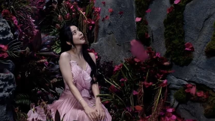 Video muzik baharu Jisoo Blackpink dirakam secara rahsia di Rainforest Wild Asia SG