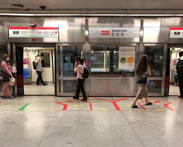 Should MRT commuters give up seats to young children?