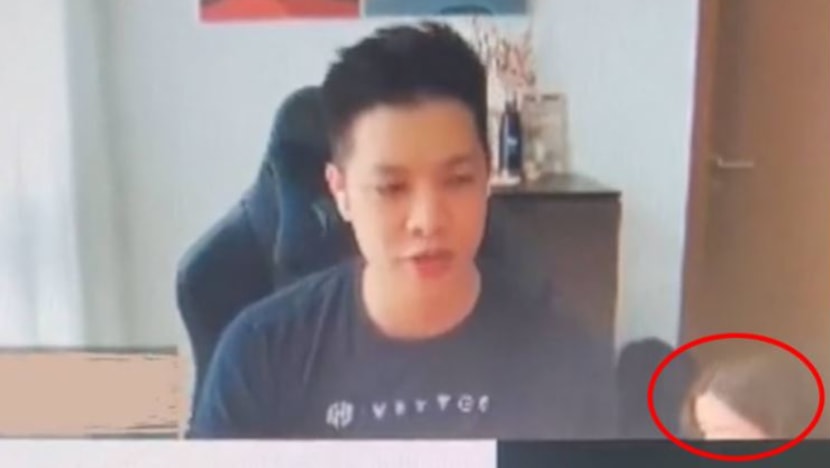 Isteri dilihat merangkak dalam panggilan video kerja suami cetus gelak tawa netizen
