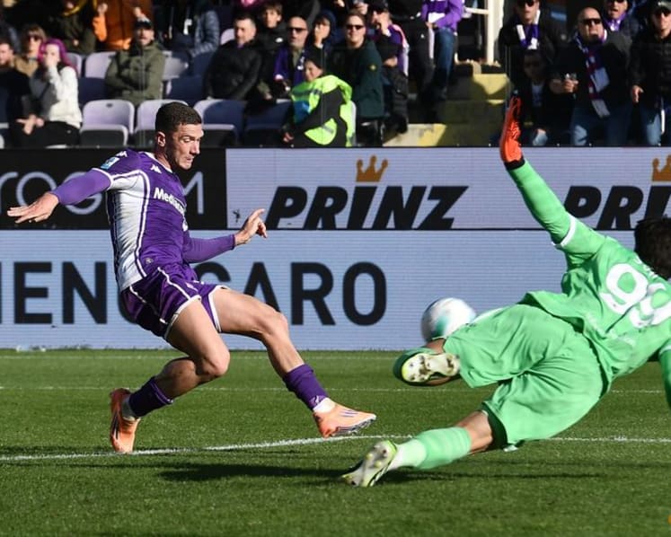 Roma take top spot with 2-1 comeback win at Fiorentina
