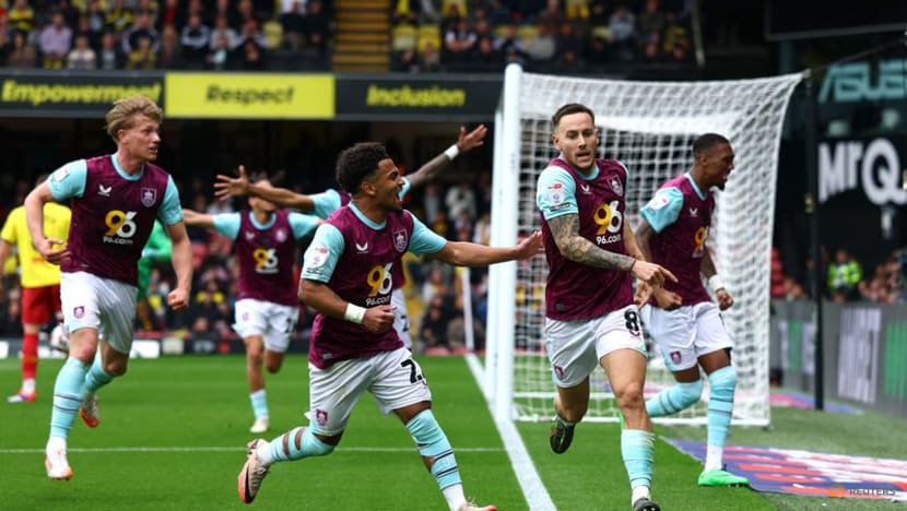Leeds, Burnley close on promotion to Premier League