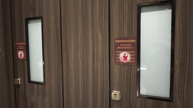 中国一商场装智能设备 厕所内吸烟玻璃变透明