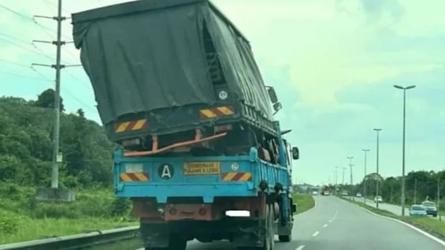 砂拉越现“罗厘载罗厘”叠行  摇晃行驶吓坏尾随车主