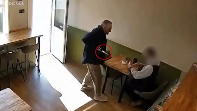 持刀闯咖啡店行凶 男子反被痛殴