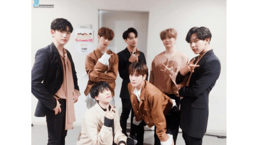 [KCON 2017] GOT7 and Monsta X Poses Next to Fan Art Pieces