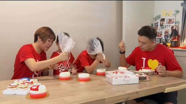 糕饼店推出国庆主题甜点 让顾客亲手制作蛋糕
