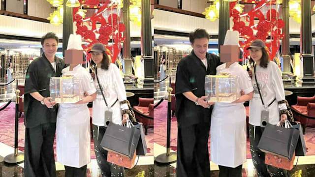 吴镇宇陪老婆新加坡逛街！王丽萍罕出镜状态超好