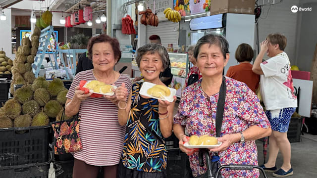 宏茂桥榴梿档请长者吃榴梿 一连五天送出200份