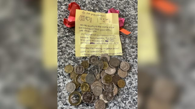 用一堆硬币付外卖员 顾客写纸条爱心折纸道歉