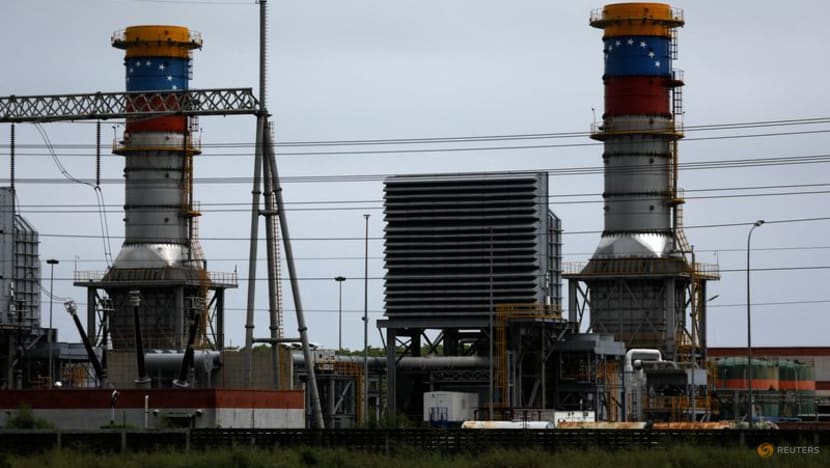 Oil steadies as new sanctions interrupt easing tensions
