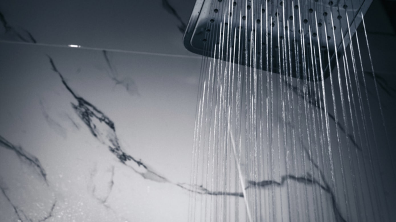 专家：昏暗中洗温水澡有助改善失眠问题