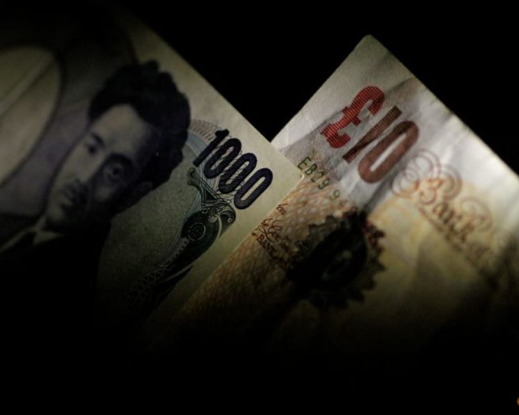 Dollar falls versus yen and Swiss franc following US jobs data