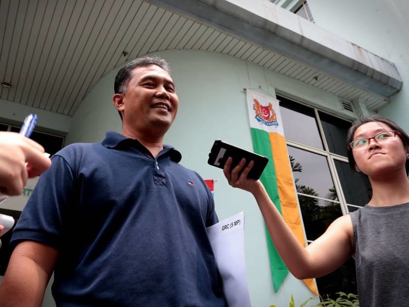 Potential candidates arrive at the Elections Department