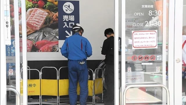 搭电动扶梯时跌倒 日本老妇脖子卡栏杆下惨死