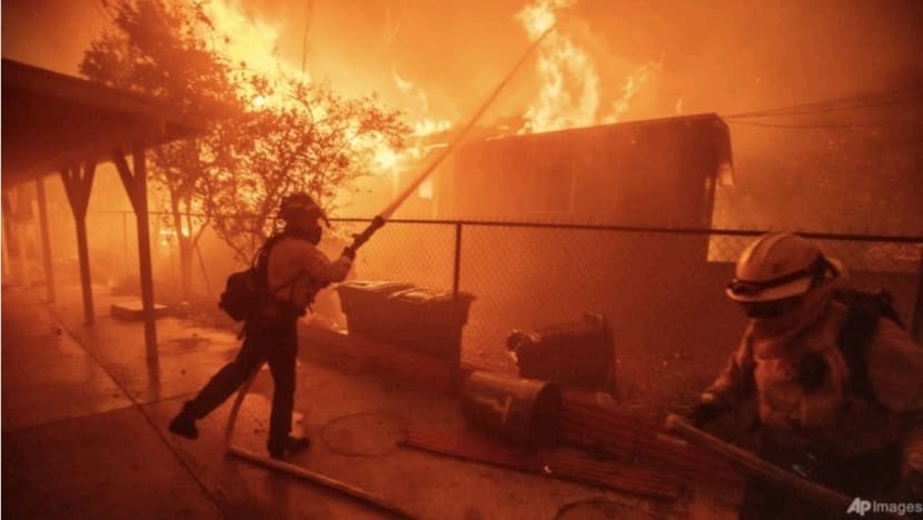Kebakaran hutan makin buruk di Los Angeles, sekurang-kurangnya lima maut Kebakaran hutan makin buruk di Los Angeles, sekurang-kurangnya lima maut
