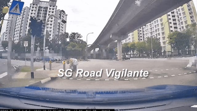 学生闯红灯险被撞 网民：公路安全教育需加强