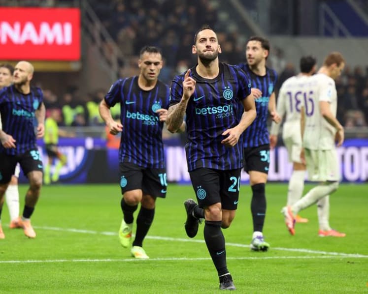 Calhanoglu double fires Inter to 3-0 win over struggling Fiorentina