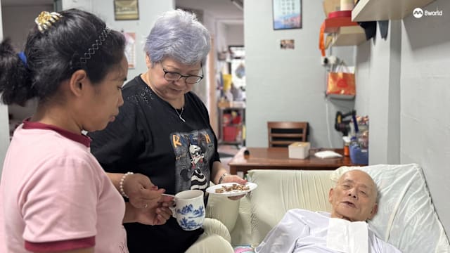 “我舍不得！”不愿送中风夫进养老院 七旬妻兼两职亲照料