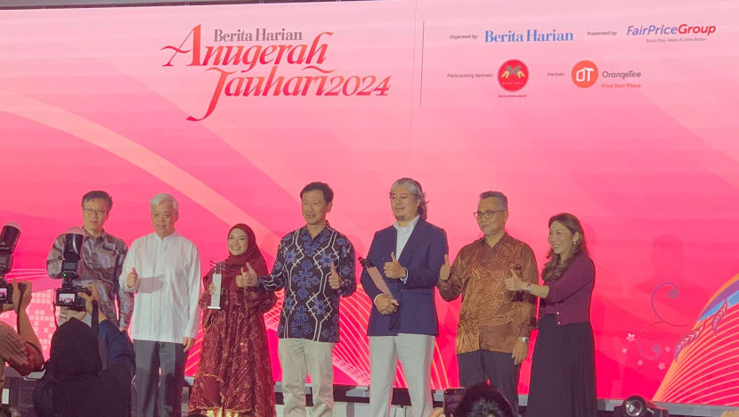 Cef Akmal Anuar terima Anugerah Jauhari Berita Harian 2024