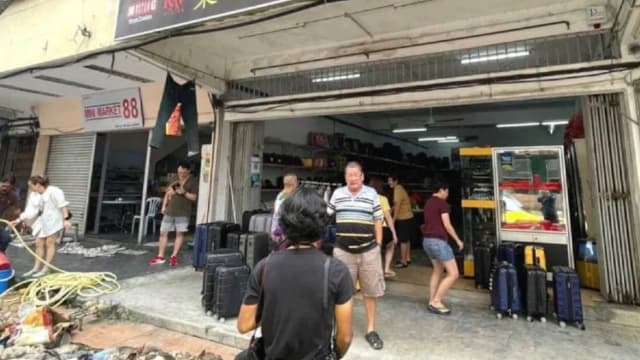 货物被洪水浸泡 马国商家以拍卖方式卖货以弥补损失