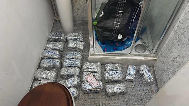 英警捣毁跨国走私团伙 每年走私近4万手机到中国