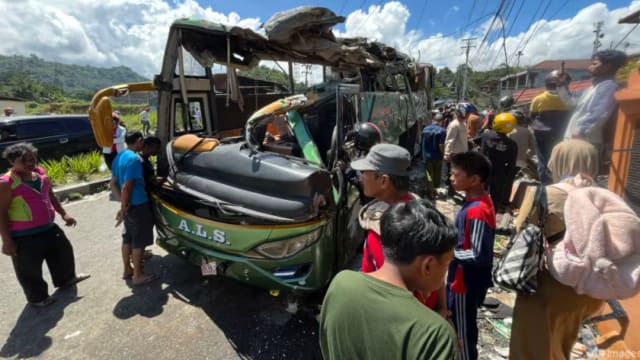 印尼巴士疑煞车失灵倾覆 至少12人死亡